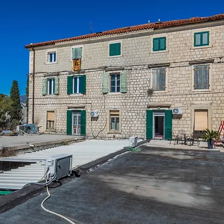 A1 - Spacious On The Seafront With Terrace * Kaštela