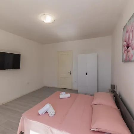A1 - Spacious On The Seafront With Terrace דירה Kaštela