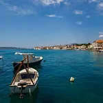 Apartment A1 - Spacious On The Seafront With Terrace Kaštela