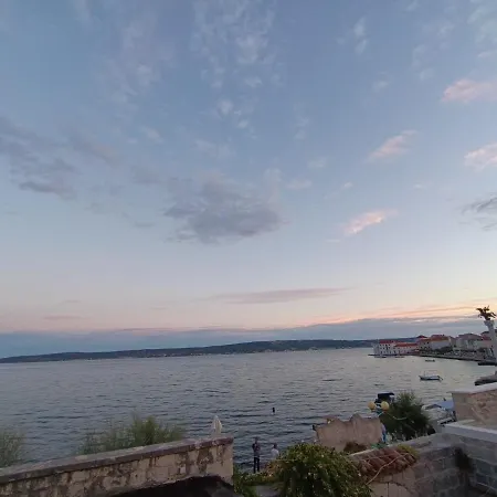 A 1 - Spacious On The Seafront With Terrace Apartament Kaštela