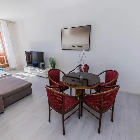 A 1 - Spacious On The Seafront With Terrace Apartament Kaštela