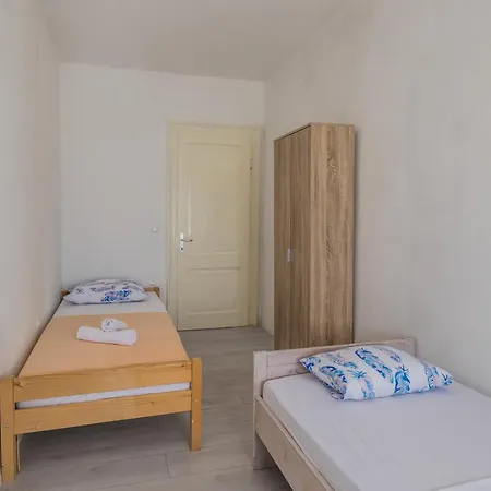 A 1 - Spacious On The Seafront With Terrace * Kaštela
