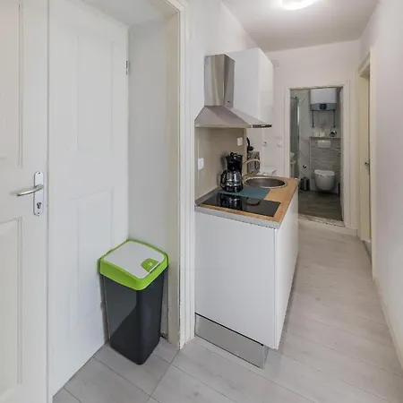 A 1 - Spacious On The Seafront With Terrace * Kaštela