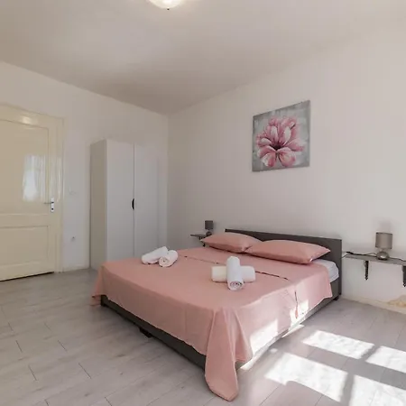 A 1 - Spacious On The Seafront With Terrace Apartament